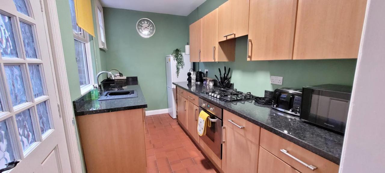 Hartoft St - 2 Bed Near River Йорк Екстериор снимка